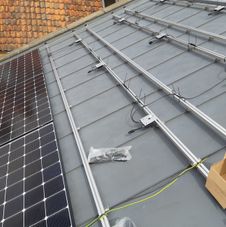 zonnepanelen op zinken dak